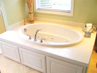 Main Floor Master Bath Tub!