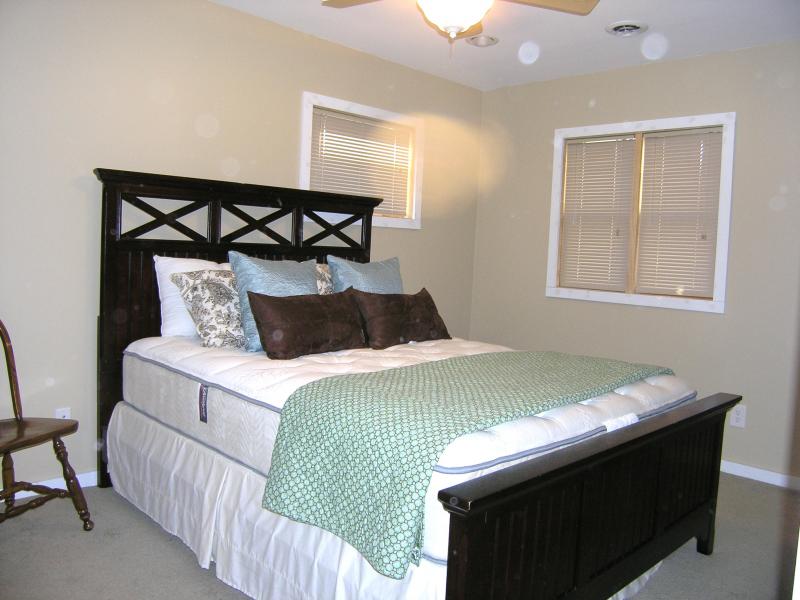 Main Floor Master-Queen Size Bed