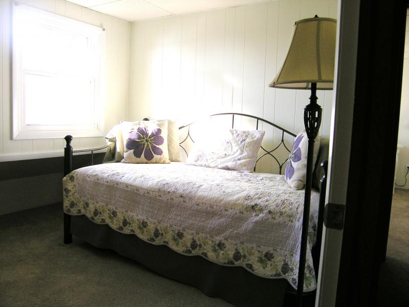Upper Level - Daybed -(2 twin beds)!