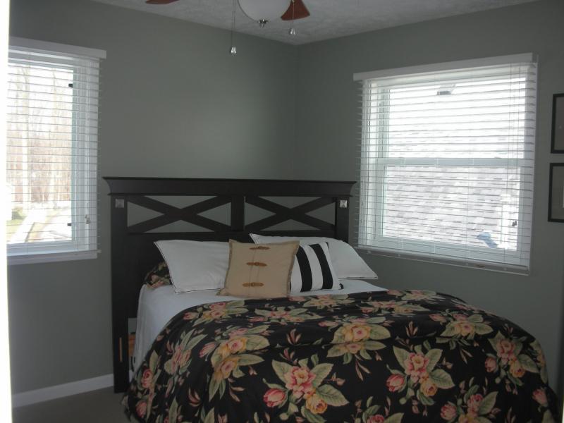 2nd Bedroom - Queen