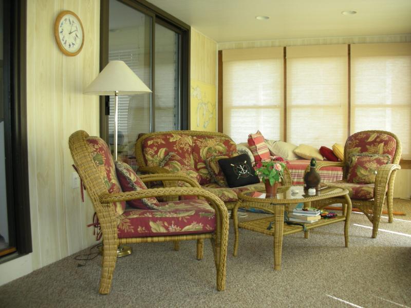 3 season porch - daybed!