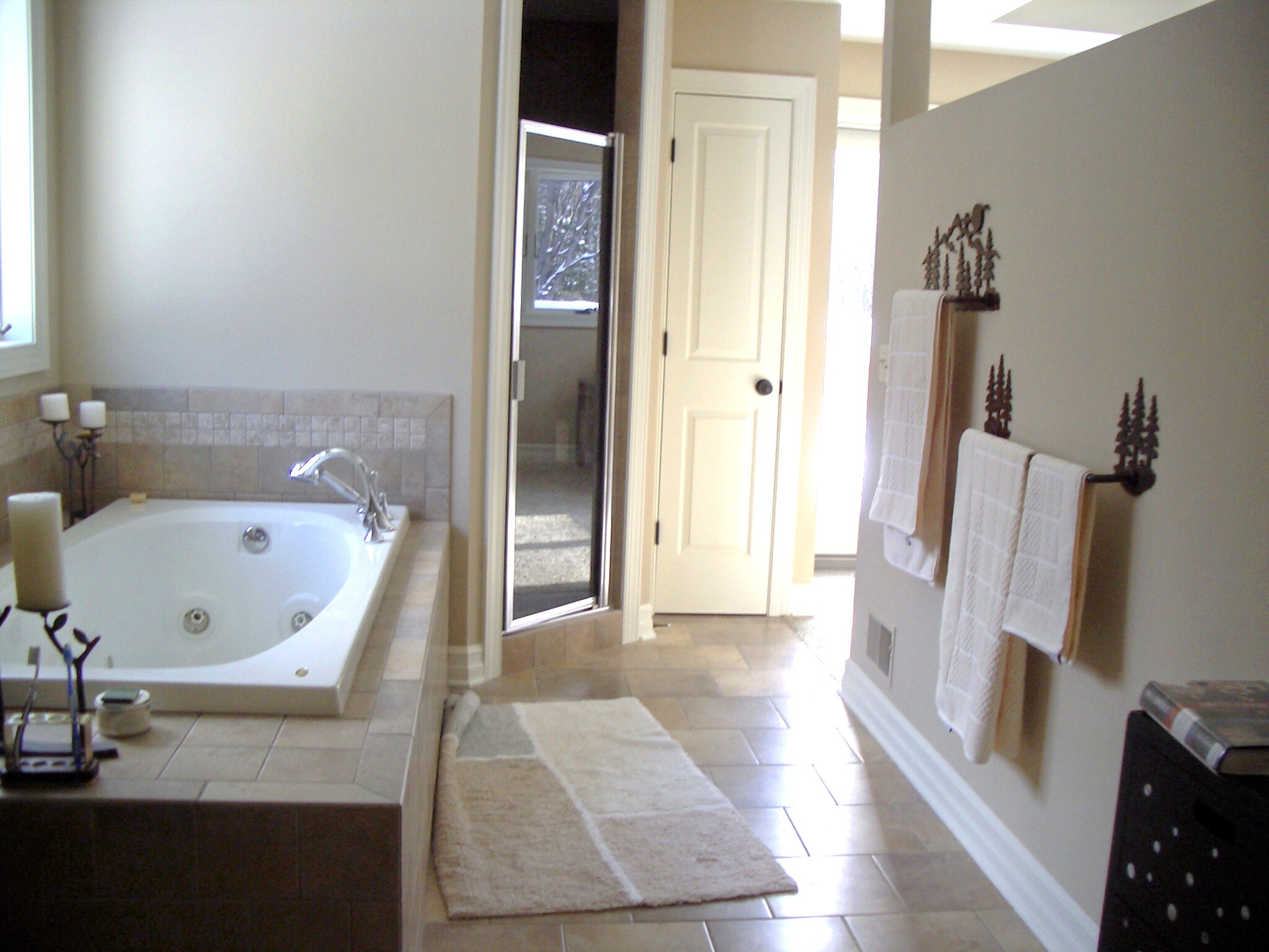 Master Bath w/Jacuzzi tub