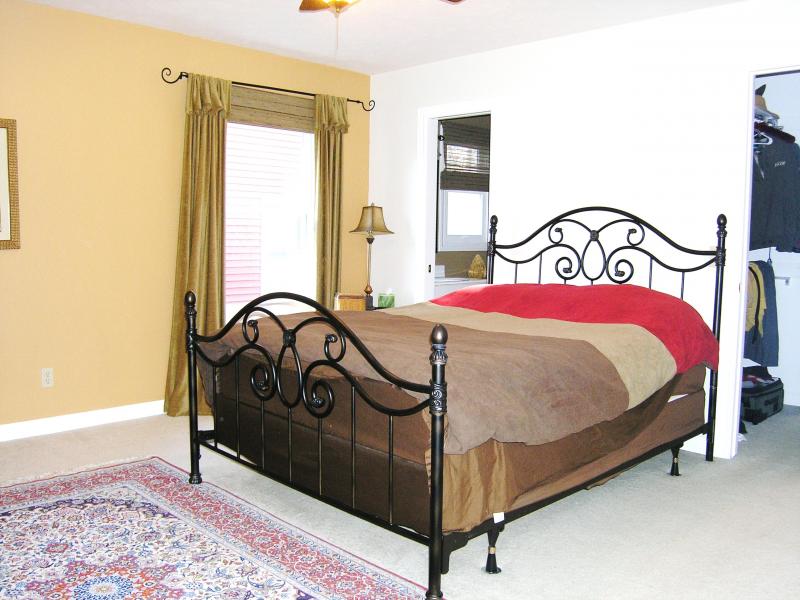 Main Floor Master Suite - Queen Size Bed!